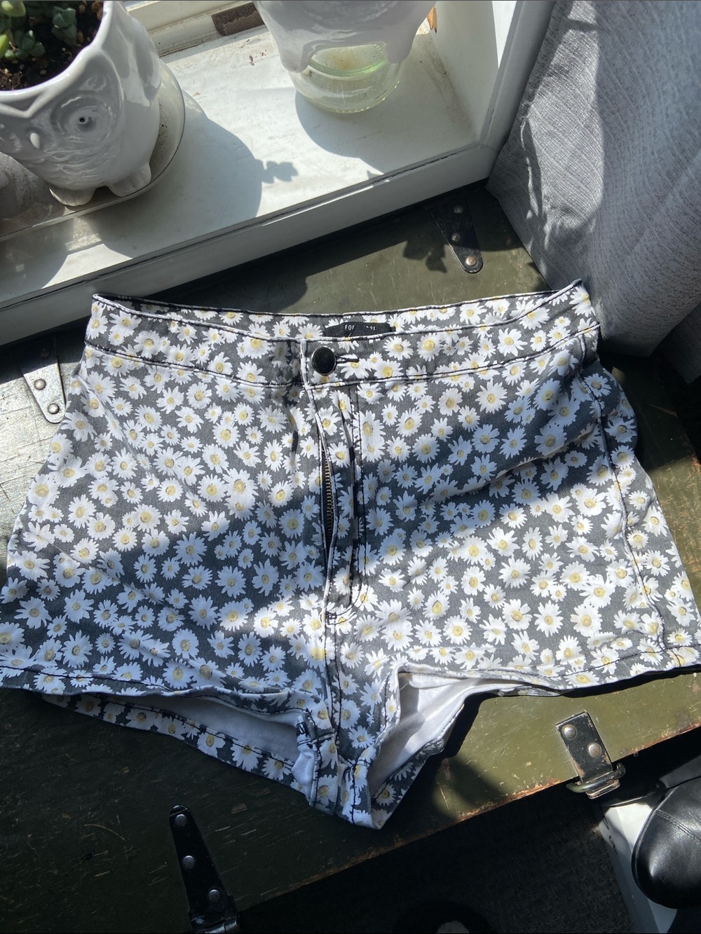 Forever 21 Daisy Print Women's Shorts - White & Yellow Floral